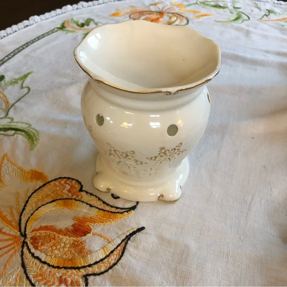 Yankee Candle Porcelain with 24 carat Gold Painted Trim Tart Warmer